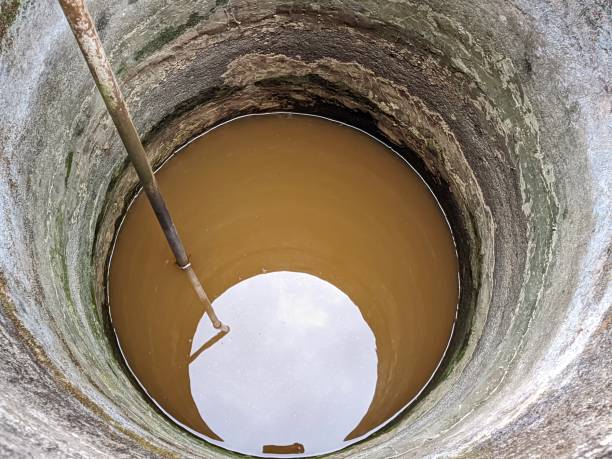 pozo de agua sucio un poco amarillento por no limpiar en muchos dias
