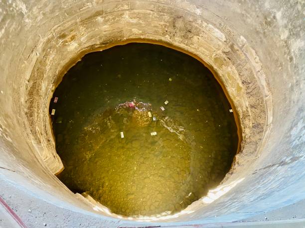 Pozo de anillas con agua turbia y verdosa que necesita desinfección urgente
