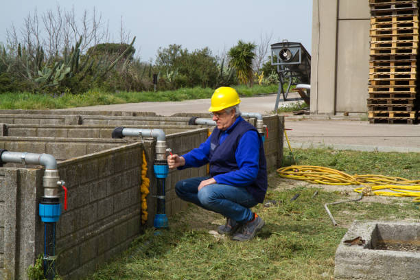 técnico midiendo la profundidad de un pozo sin agua