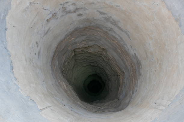 Interior de un pozo sin agua con las paredes secas